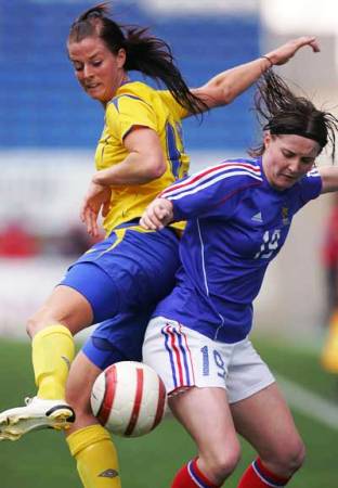 Amélie Coquet, ici face à Schelin en 2006, retrouve la sélection nationale