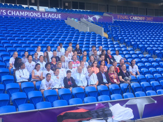 Les Lyonnaises et tout l'encadrement ont posé pour une photo dans la tribune du stade de Cardiff