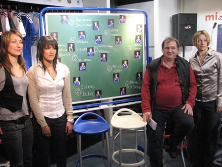 Les joueuses posent devant le tableau des 22 sélectionnées