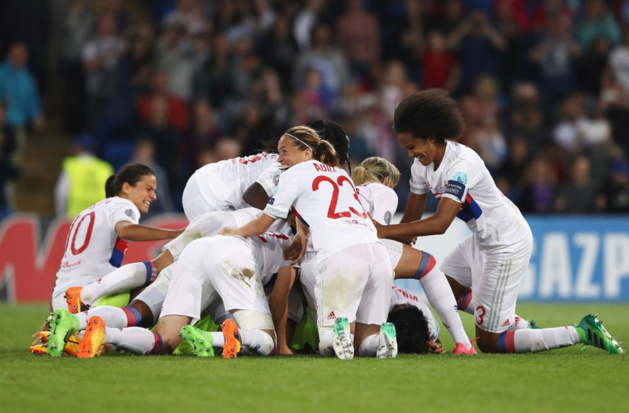 Bouhaddi félicitée par ses partenaires (photo UEFA.com) Bouhaddi félicitée par ses partenaires (photo UEFA.com)