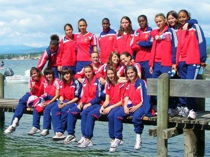 Les joueuses sur un ponton autour du Lac Léman