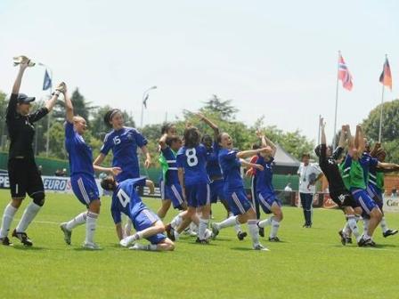 Les Françaises fêtent leur troisième place (photo : uefa.com)