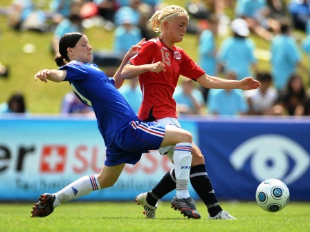 Anaig Butel à la lutte avec Mork (photo : uefa.com) Anaig Butel à la lutte avec Mork (photo : uefa.com)