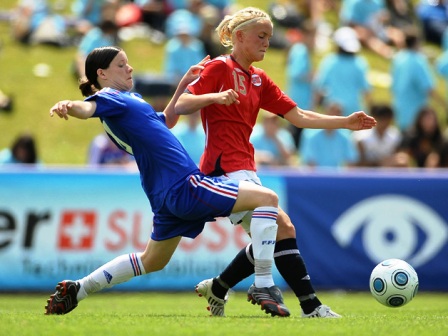 Anaig Butel à la lutte avec Mork (photo : uefa.com)