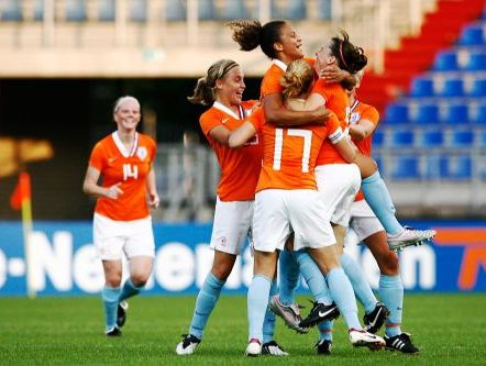 Les Pays-Bas s'imposent face à la Pologne (knvb.nl) Les Pays-Bas s'imposent face à la Pologne (knvb.nl)