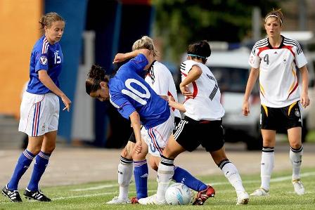 Solène Barbance à la lutte avec deux Allemandes (photo : uefa.com)