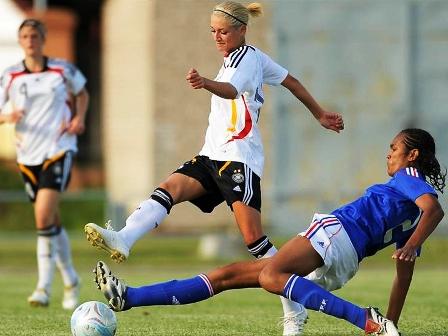 Tacle de Wendie Renard (photo : uefa.com)