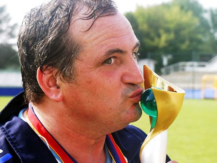 Bruno Bini avec le trophée décrochée avec Elise en 2003 (photo : uefa)