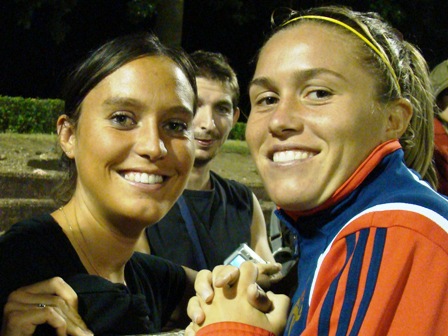 Hélène à gauche et Camille Abily après le match (photo : Patrick Blond)