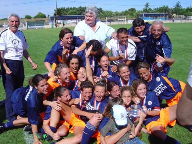 Louis Nicollin fête son premier titre avec les joueuses en 2004 (photo archive footofeminin)