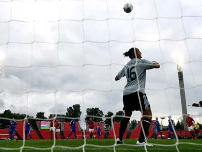 Bouhaddi battue sur la tentative de Krahn (photo : dfb)