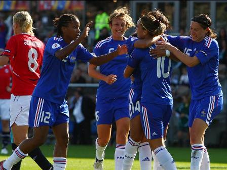 La joie tricolore sur l'égalisation d'Abily (photo : uefa.com)