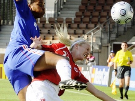 La défense française a ensuite su conserver ce résultat (photo : fotball.no)