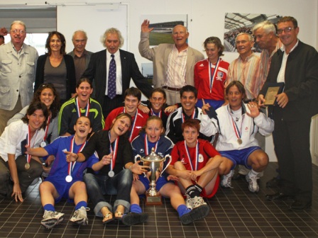 Les Ornaysiennes avec le trophée (photo : David Cadiou)