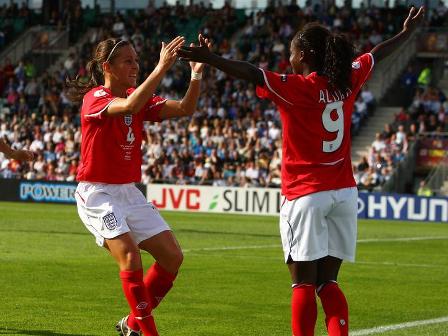 Aluko, à droite, a fortement contribué au succès anglais (photo : uefa.com)