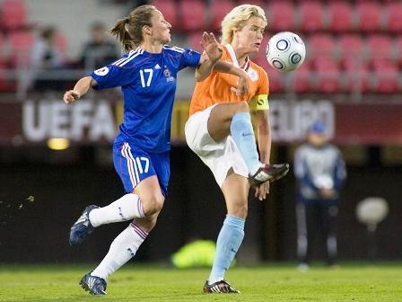 Thiney à la lutte avec Koster (photo : uefa.com)