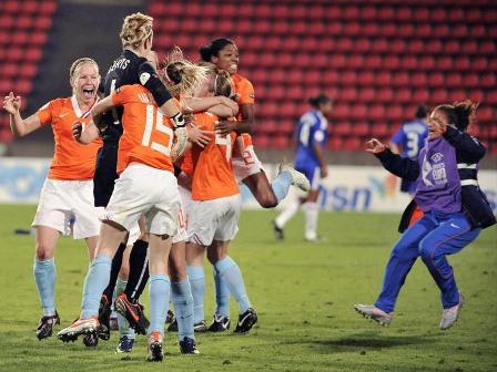 La joie hollandaise (photo : uefa.com) La joie hollandaise (photo : uefa.com)