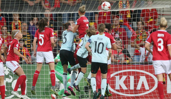 Le coup de tête de Troelsgaard (photo UEFA.com) Le coup de tête de Troelsgaard (photo UEFA.com)