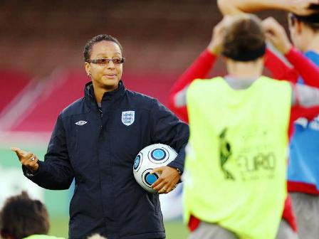 Hope Powell et l'Angleterre en outsider (photo : uefa.com) Hope Powell et l'Angleterre en outsider (photo : uefa.com)