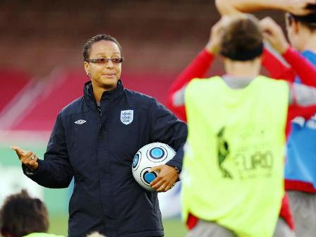 Hope Powell et l'Angleterre en outsider (photo : uefa.com)