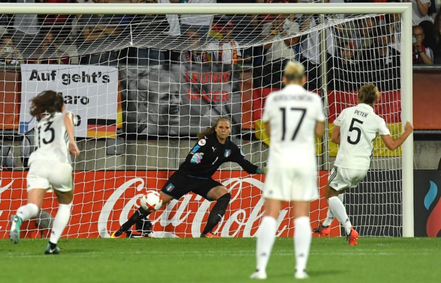 Le penalty de Peter qui permet à l'Allemagne de s'imposer (photos UEFA.com) Le penalty de Peter qui permet à l'Allemagne de s'imposer (photos UEFA.com)