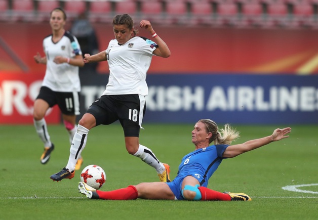 Henry ici en train de tacler devant Feiersinger a permis d'égaliser (photos UEFA.com) Henry ici en train de tacler devant Feiersinger a permis d'égaliser (photos UEFA.com)