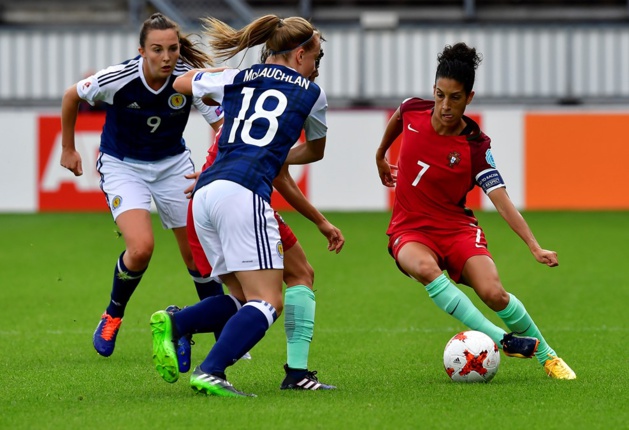 La capitaine Claudia Neto du Portugal devant McLauchlan (photo UEFA.com) La capitaine Claudia Neto du Portugal devant McLauchlan (photo UEFA.com)