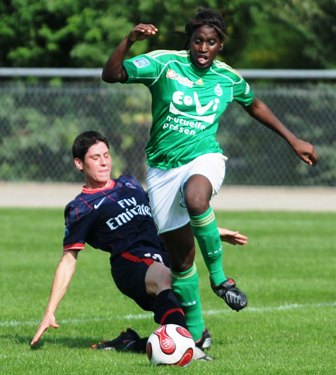 Debonne tacle Makanza (photo : ASSE) Debonne tacle Makanza (photo : ASSE)