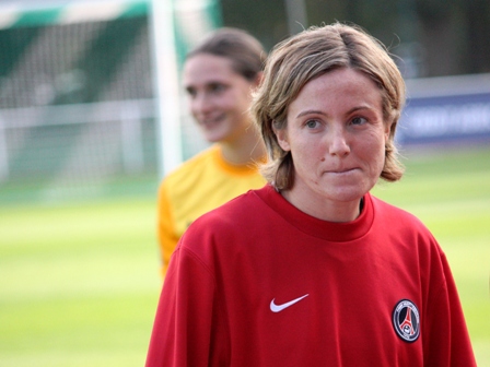 Sonia Bompastor avec une tenue du PSG (photo : Sébastien Duret)