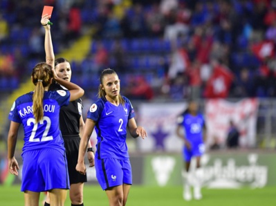 Malgré le rouge de Périsset et le but encaissé, la France est revenue Malgré le rouge de Périsset et le but encaissé, la France est revenue