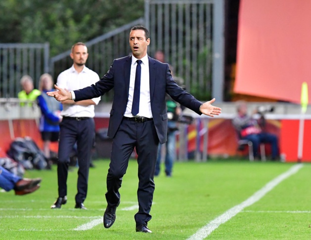 Echouafni au premier plan, et Mark Sampson, derrière (photo UEFA.com) Echouafni au premier plan, et Mark Sampson, derrière (photo UEFA.com)