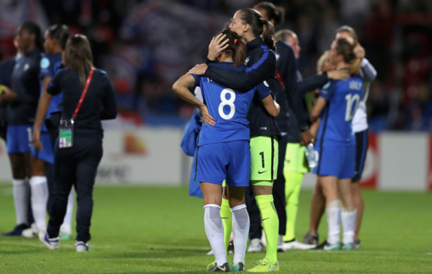 Houara d'Hommeaux réconfortée par Laëtitia Philippe (photo UEFA.com)