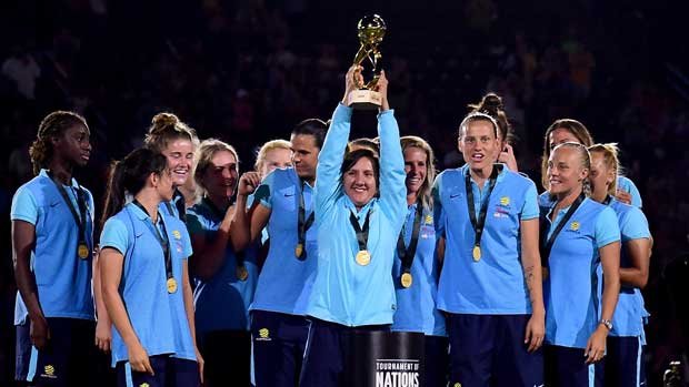 Lisa De Vanna hisse le trophée remporté aux Etats-Unis par l'Australie