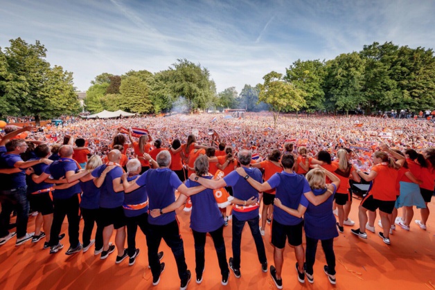 Les Néerlandaises fêtent le titre avec leurs supporters (photo KNVB)