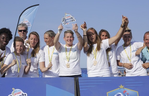Grand Est vainqueur du premier Challenge National Beach Soccer avec Andréa Burtin, au centre, élue joueuse du tournoi