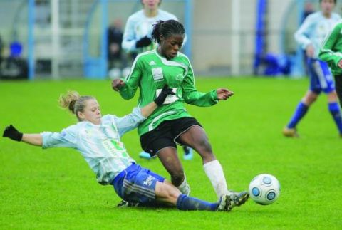 Dumont à gauche offre la victoire à Soyaux (photo : SO) Dumont à gauche offre la victoire à Soyaux (photo : SO)