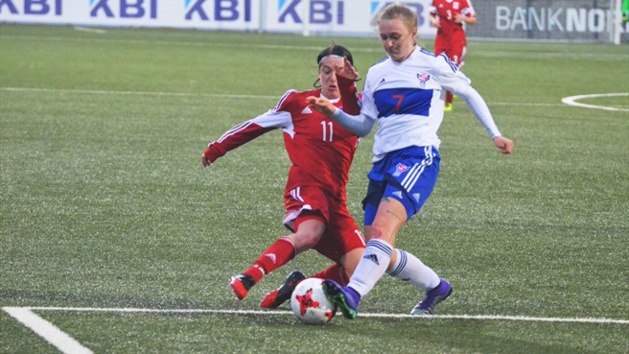 Ásla Johannesen, à gauche, en action avec sa sélection féroïenne (photo UEFA.com)