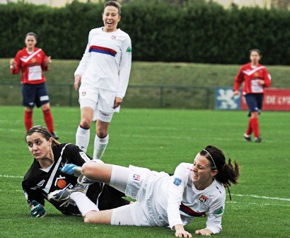 Schelin bute ici sur Chauvet mais Lyon s'impose 9-0 (photo : Van Gol)