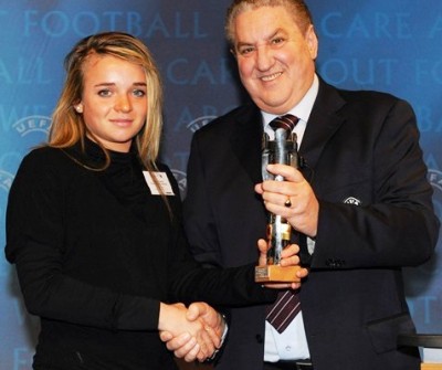 Marion Torrent avec le trophée du fair-play (photo : uefa.com)