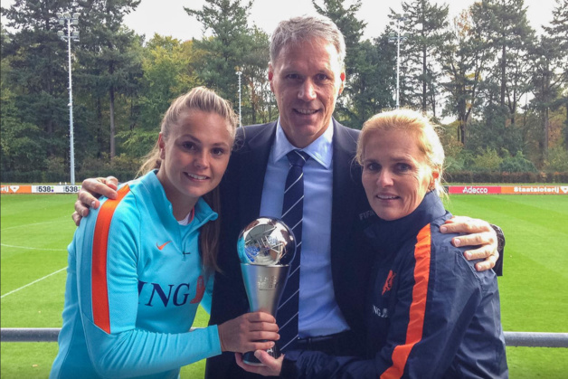 Marco van Basten avec Lieke Martens et Sarina Wiegman Marco van Basten avec Lieke Martens et Sarina Wiegman