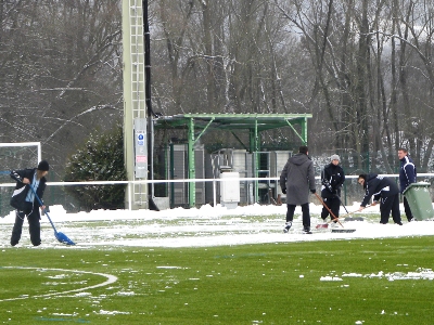 Les dirigeants d'Algrange en train de déneiger le terrain (photo : ASAF).