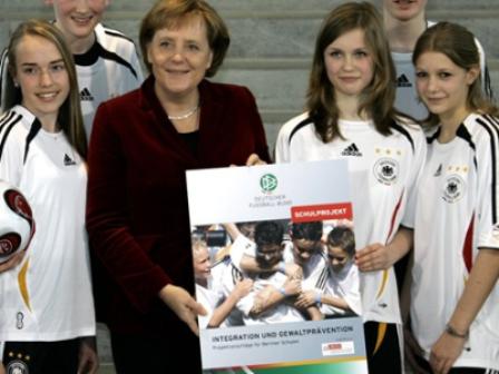 La Chancelière allemande Angela Merkel au plus près du football