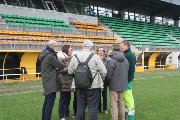 En visite à Saint-Malo, les représentants de la FIFA échangent avec les acteurs locaux (photo Sébastien Duret)