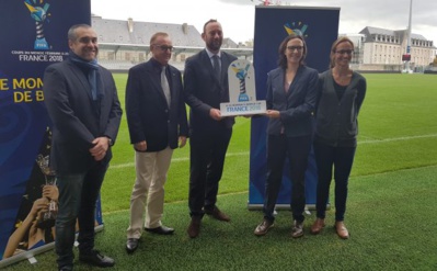 Le Maire de Vannes, avec les représentants de la FIFA et du Comité Local (photo LBF) Le Maire de Vannes, avec les représentants de la FIFA et du Comité Local (photo LBF)