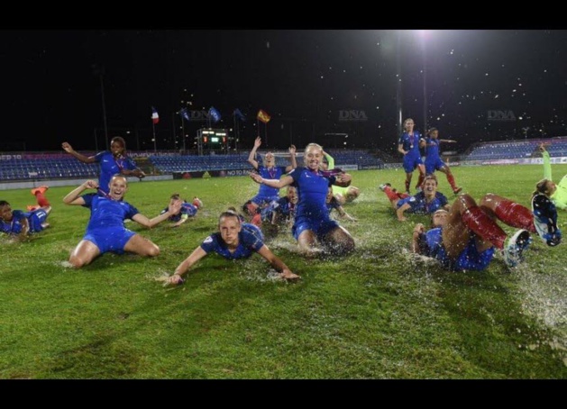 Dechilly, au centre, au milieu de ses coéquipières avec le titre de champion d'Europe en U19 Dechilly, au centre, au milieu de ses coéquipières avec le titre de champion d'Europe en U19