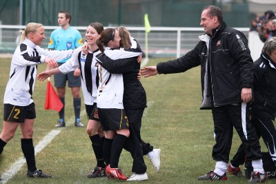 Les joueuses venues réconforter Gwenaëlle Butel (photo : Marc Giachello)