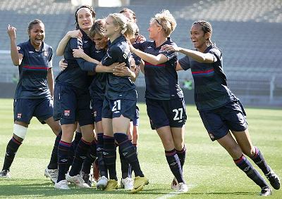 Necib félicitée par ses partenaires (photo : Van Gol) Necib félicitée par ses partenaires (photo : Van Gol)