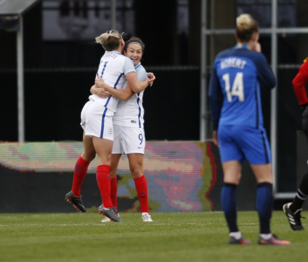 Duggan et Taylor, buteuses heureuses (photo AFP) Duggan et Taylor, buteuses heureuses (photo AFP)