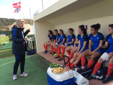 Gaëlle Dumas donne des consignes à ses joueuses Gaëlle Dumas donne des consignes à ses joueuses