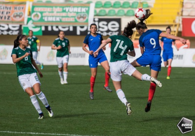 Duel aérien entre Matéo et Flores Duel aérien entre Matéo et Flores